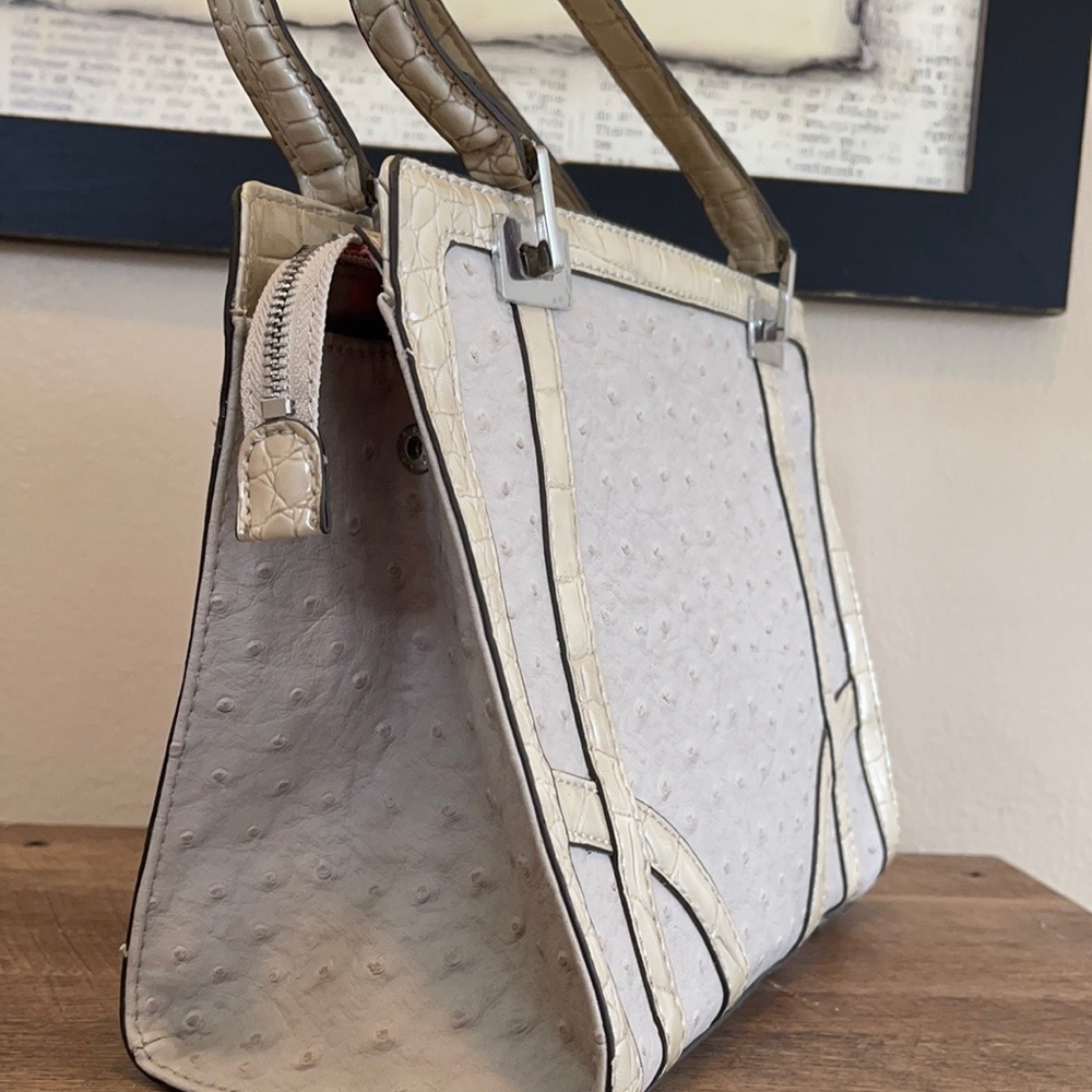 Guess - Picture 4 of 14